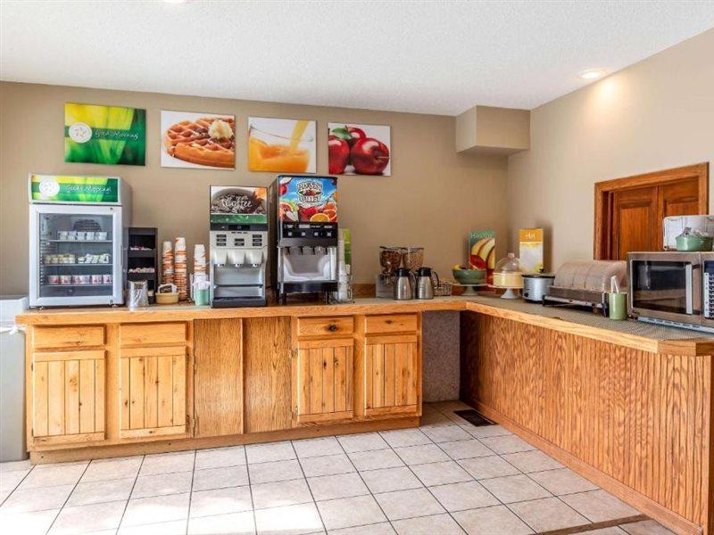 Quality Inn Lakefront Сент-Игнас Экстерьер фото