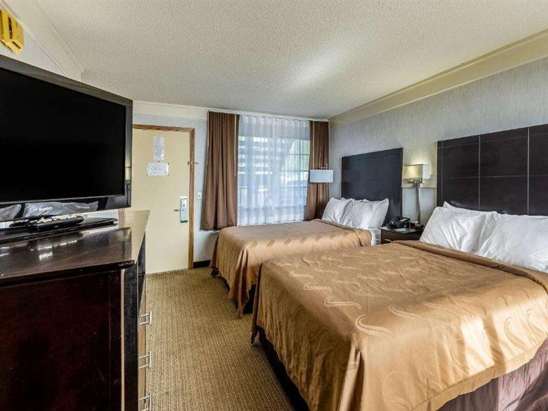 Quality Inn Lakefront Сент-Игнас Экстерьер фото