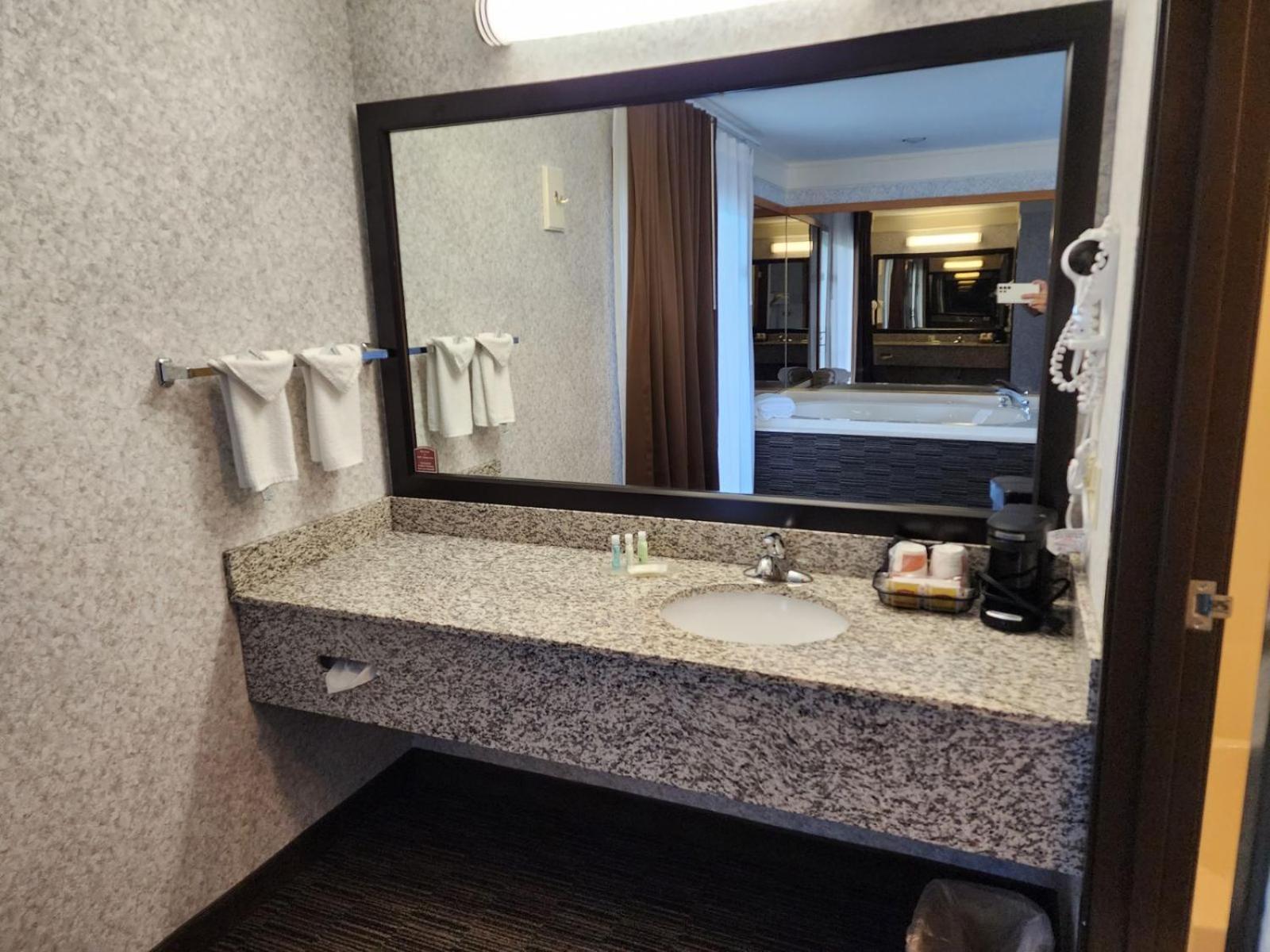 Quality Inn Lakefront Сент-Игнас Экстерьер фото