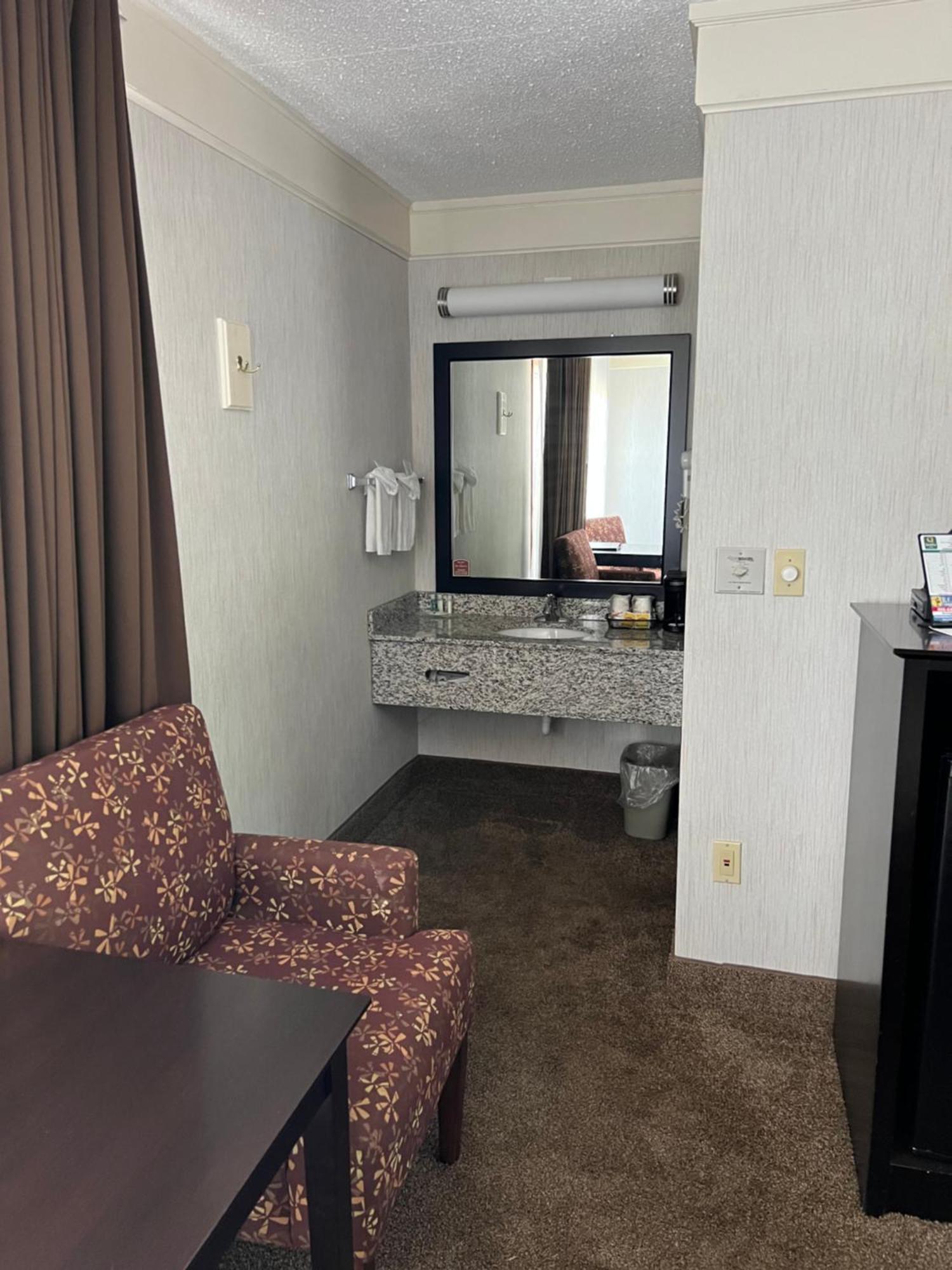 Quality Inn Lakefront Сент-Игнас Экстерьер фото