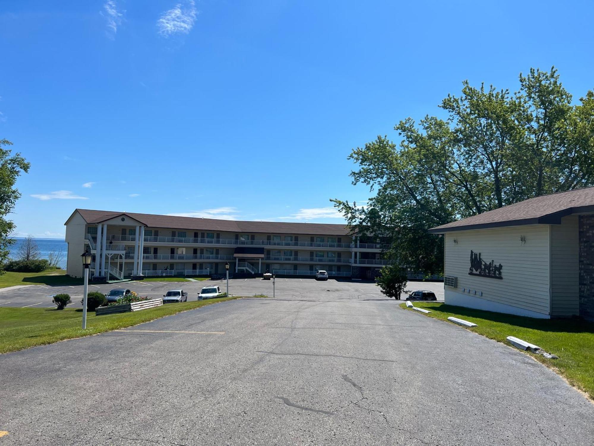 Quality Inn Lakefront Сент-Игнас Экстерьер фото
