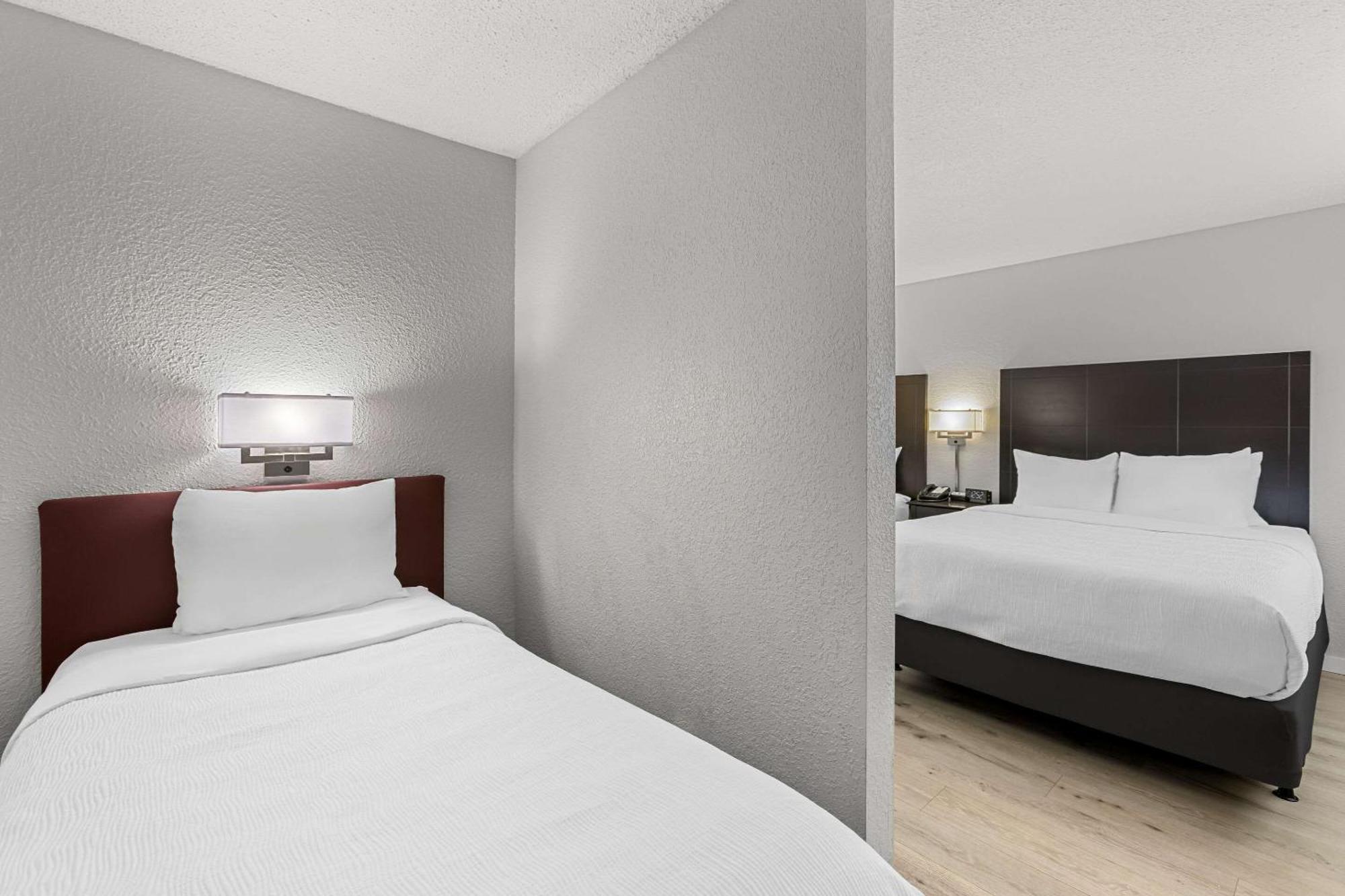 Quality Inn Lakefront Сент-Игнас Экстерьер фото