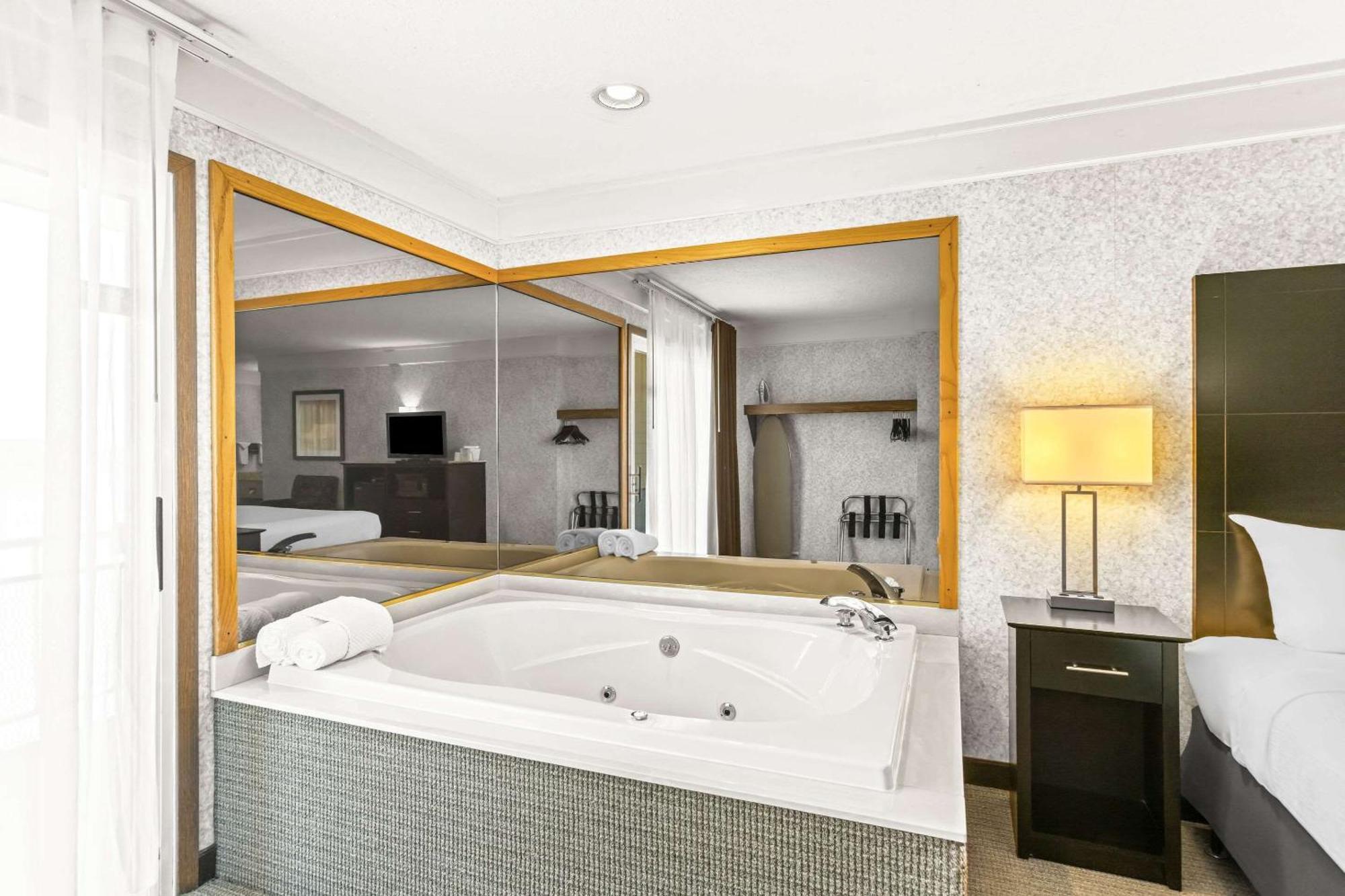 Quality Inn Lakefront Сент-Игнас Экстерьер фото