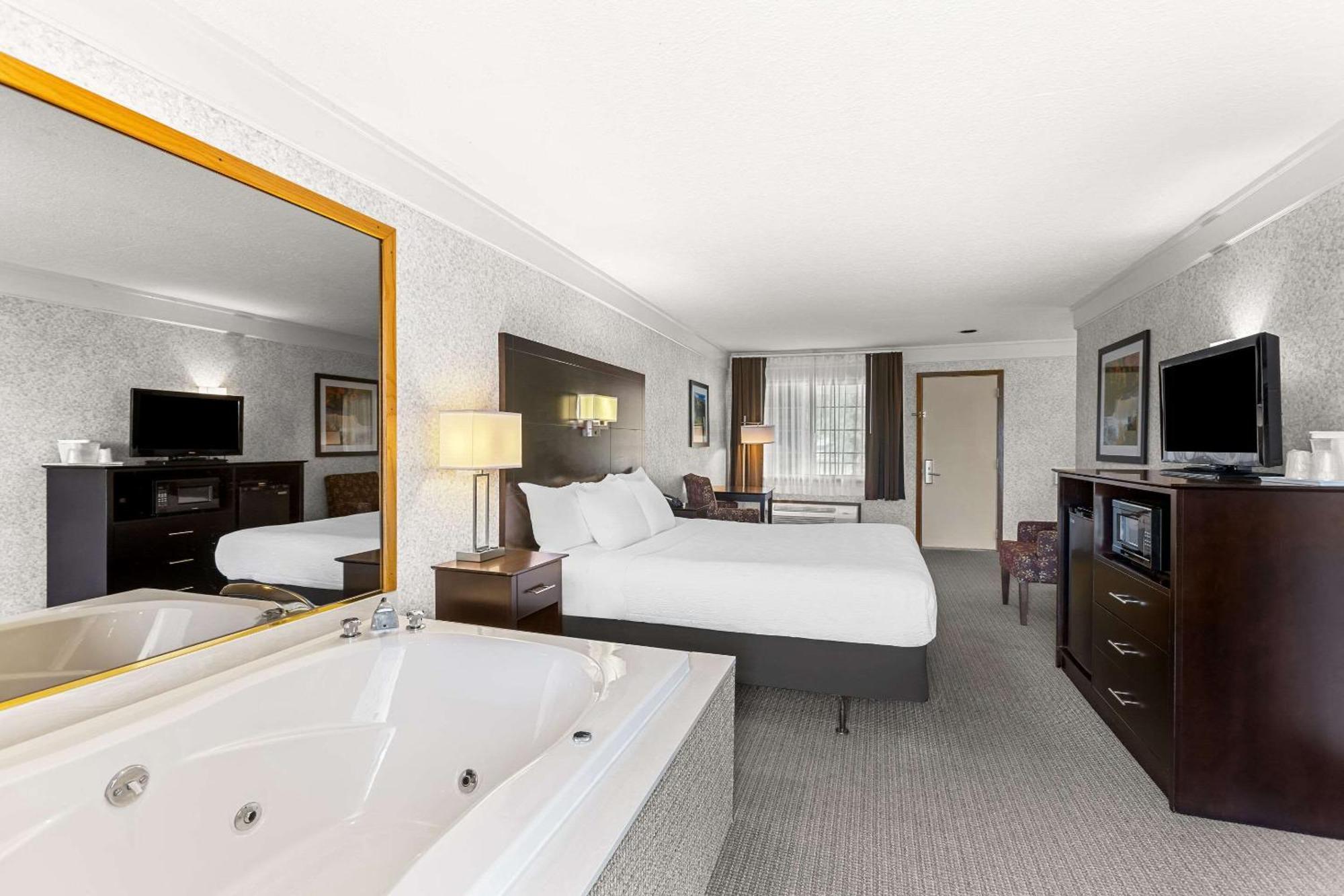 Quality Inn Lakefront Сент-Игнас Экстерьер фото
