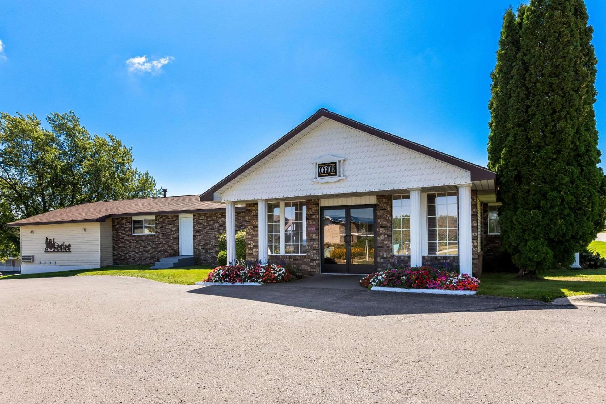 Quality Inn Lakefront Сент-Игнас Экстерьер фото