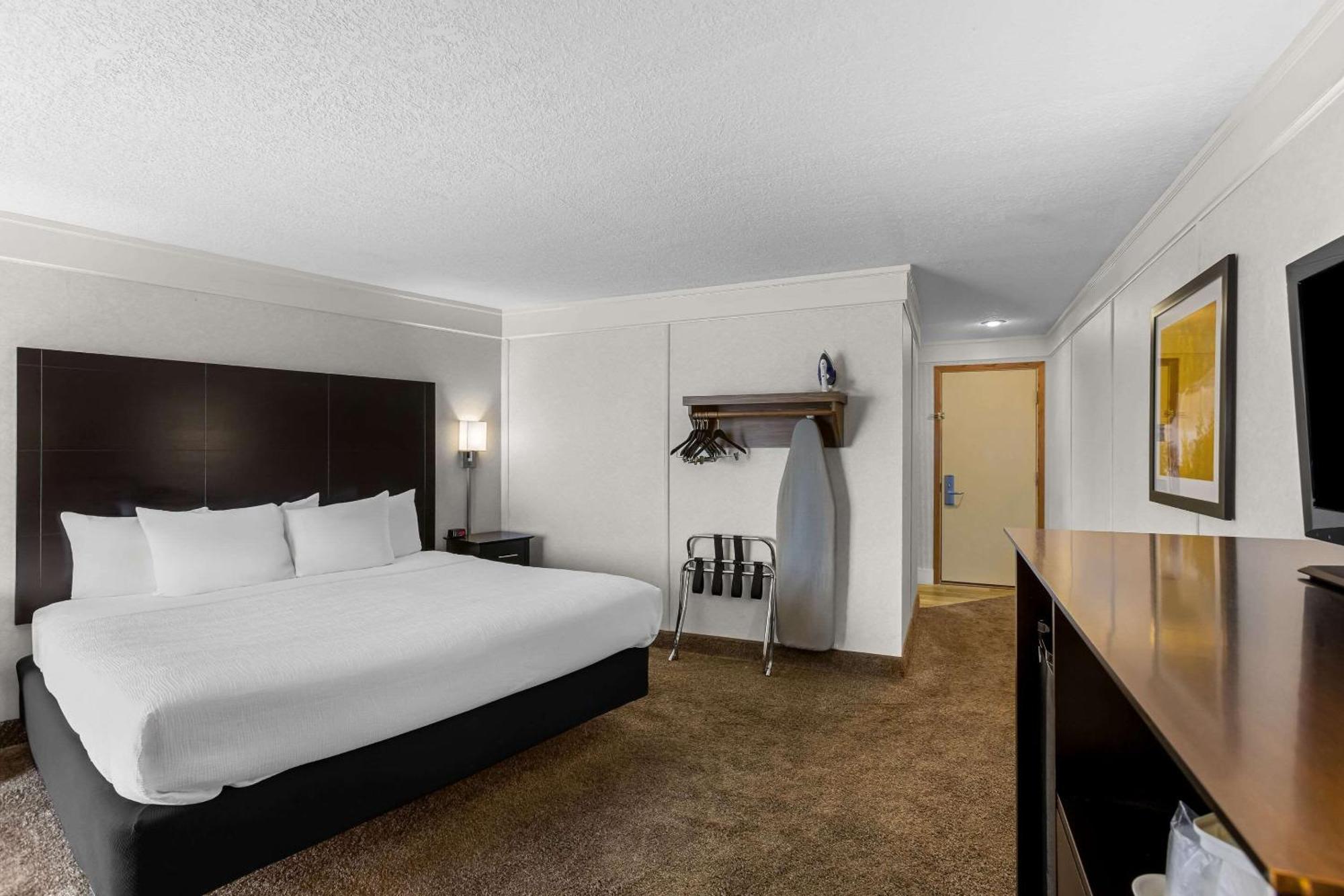 Quality Inn Lakefront Сент-Игнас Экстерьер фото
