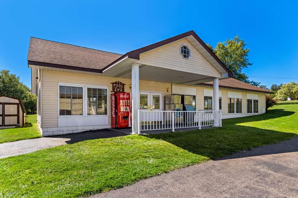 Quality Inn Lakefront Сент-Игнас Экстерьер фото