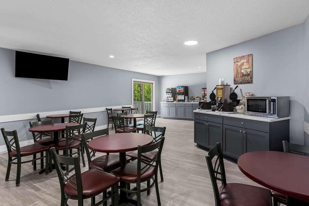 Quality Inn Lakefront Сент-Игнас Ресторан фото