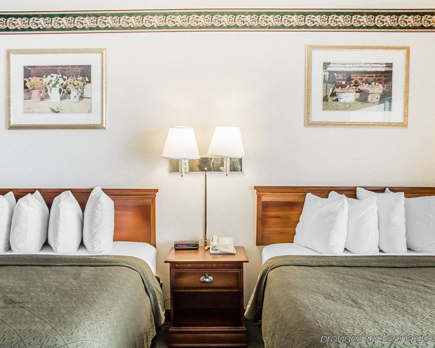 Quality Inn Lakefront Сент-Игнас Экстерьер фото